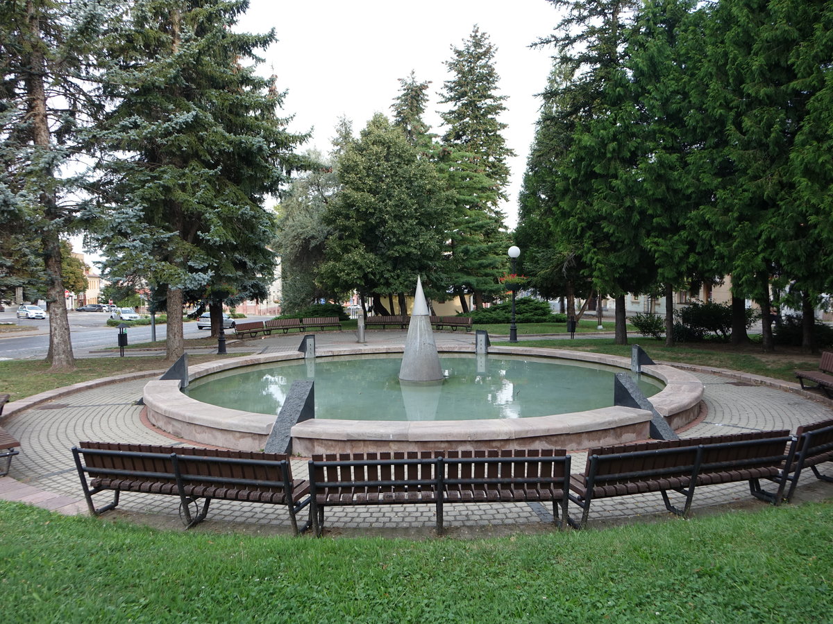 Zlate Moravce / Goldmorawitz, Brunnen am Namesti A. Hlinku (29.08.2020)