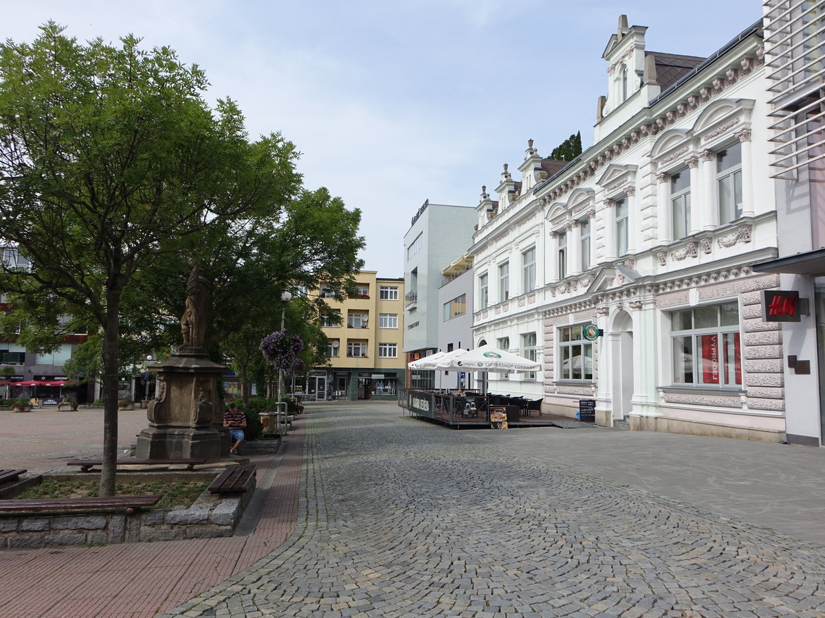 Zlin, Huser am Hauptplatz Namesti Miru (02.08.2020)