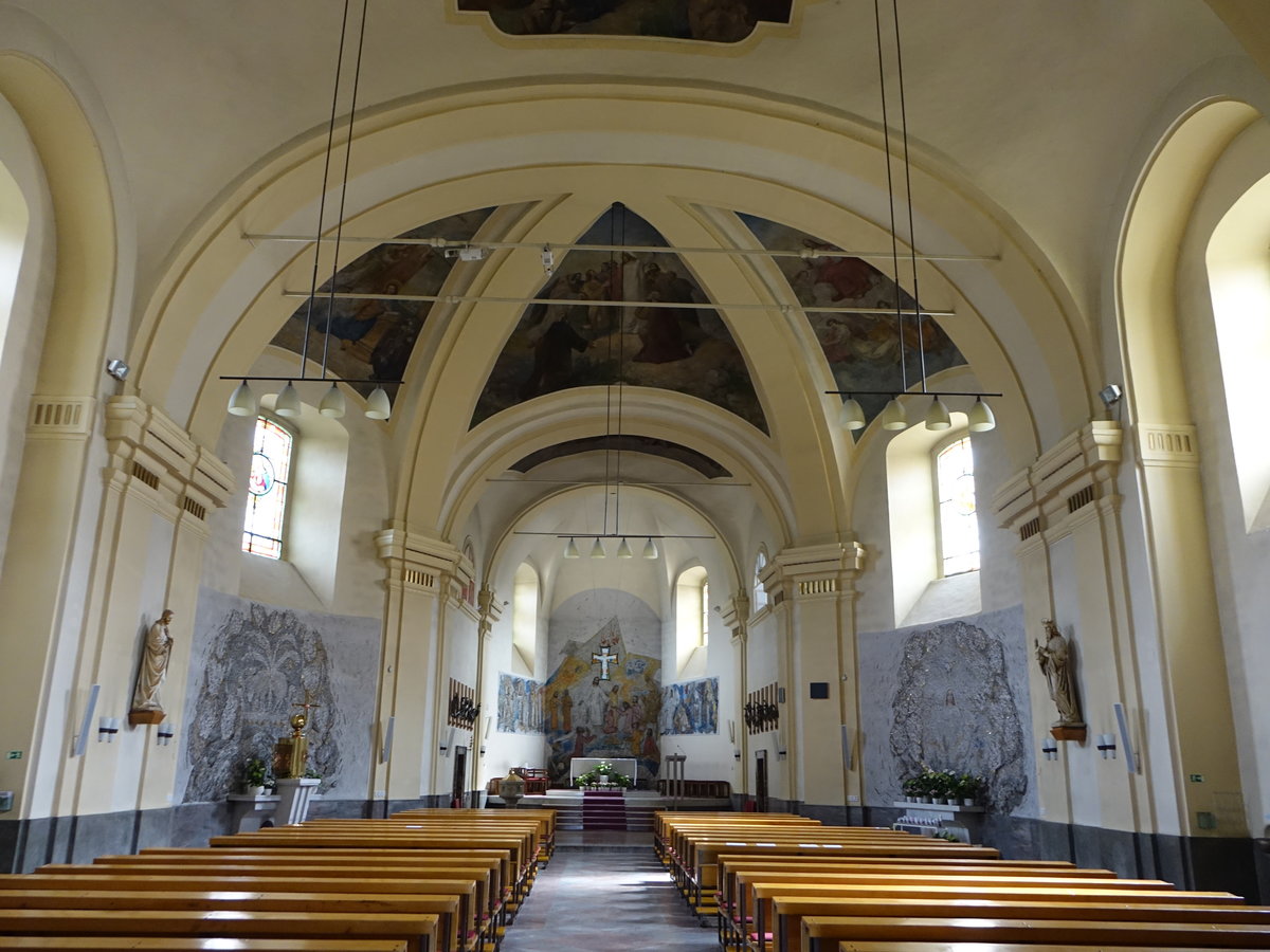 Zlin, Innenraum in der Pfarrkirche St. Phillip, gestaltet von 1969 bis 1970 (02.08.2020)