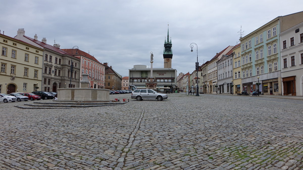 Znojmo, Brunnen, Pestsule und Rathausturm am Masarykovo Namesti (29.05.2019)