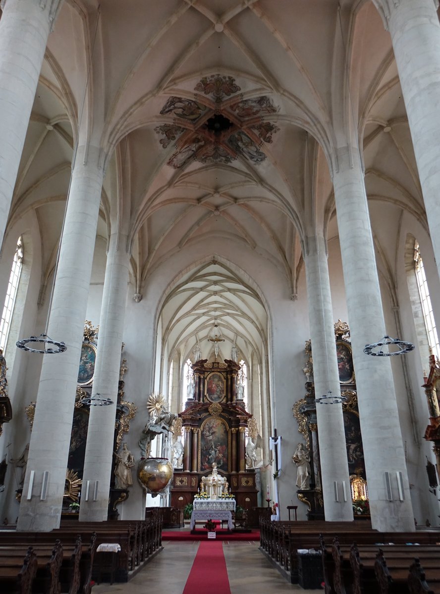 Znojmo, gotischer Innenraum mit barocker Ausstattung in der St. Nikolaus Kirche (29.05.2019)