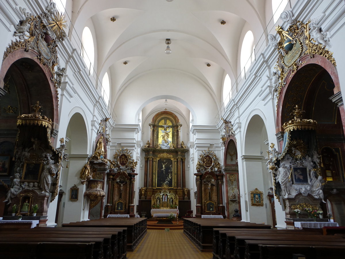 Znojmo, Innenraum der Hl. Kreuz Kirche, Hochaltar vom Meister Jungnikel von 1856, Altarbild von F. Maulbertsch (29.05.2019)