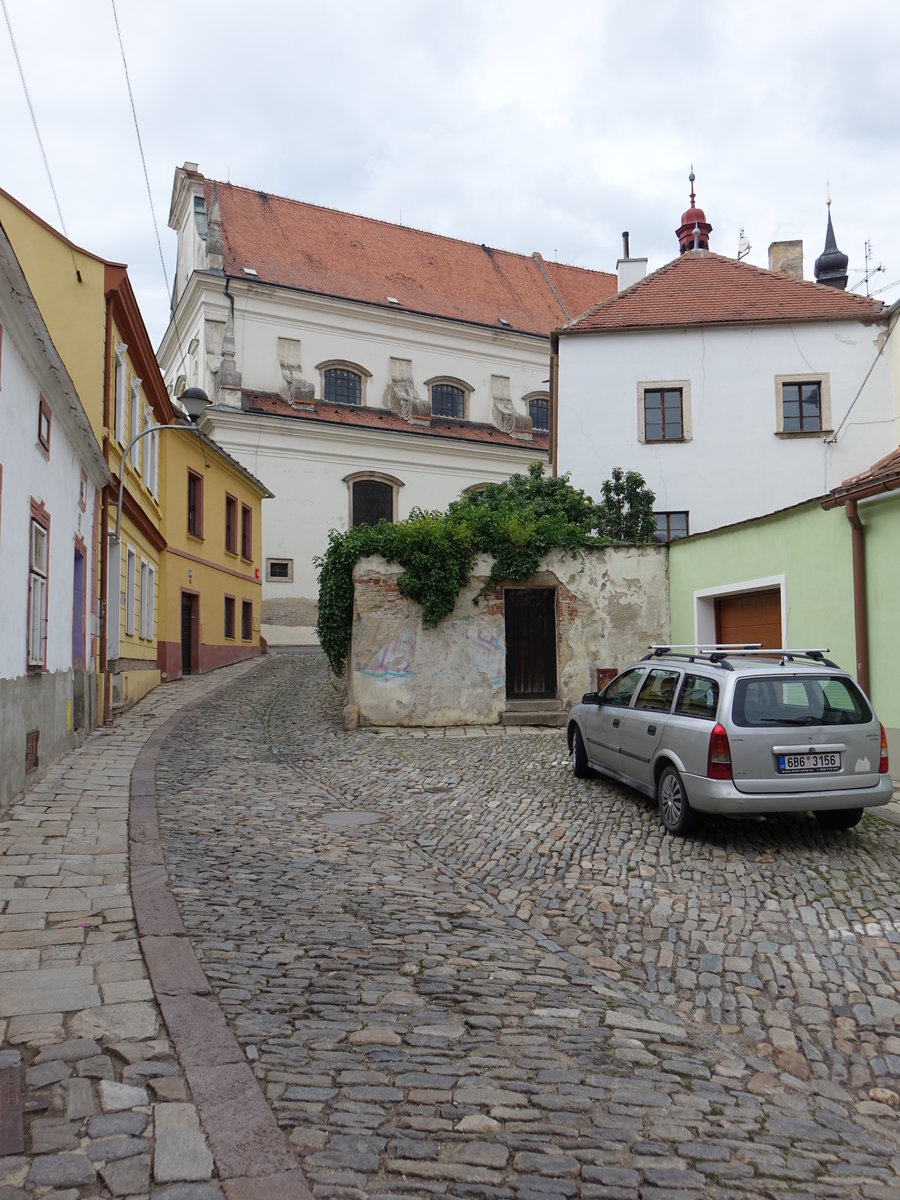 Znojmo, St. Michael Kirche und Huser in der Vesela Strae (29.05.2019)