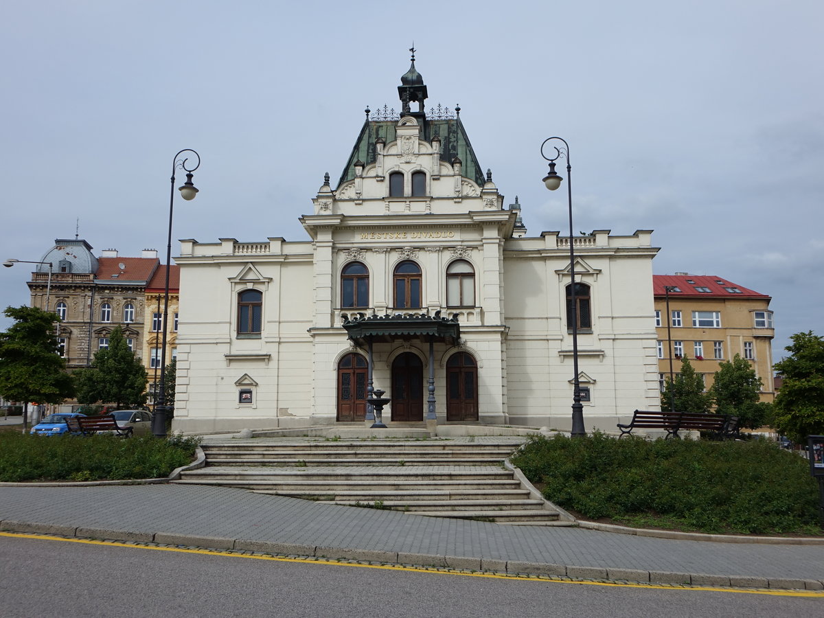 Znojmo, Stadttheater am Namesti Republiky, erbaut von 1899 bis 1900 durch den Architekten Adolf Janisch (29.05.2019)