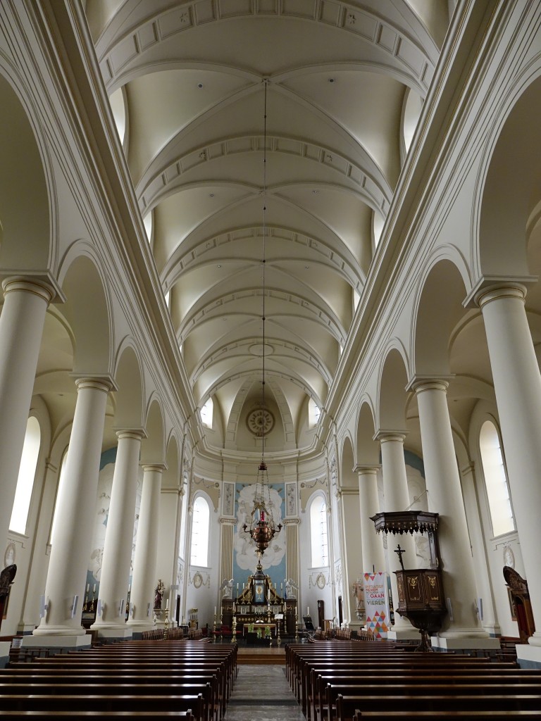 Zonhoven, Innenraum der St. Quintiunus Kirche, Altre von Andre Martin Vivroux, Kreuzweg von 1904 von Alois de Beule (25.04.2015)