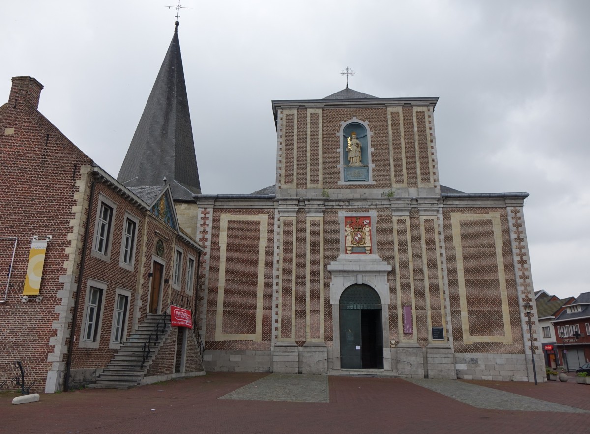 Zonhoven, St. Quintinus Kirche, Langschiff erbaut von 1785 bis 1788,frhgotischer Turm 14. Jahrhundert (25.04.2015)