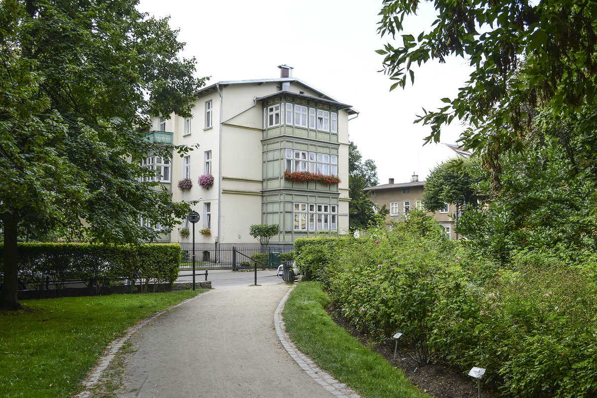 Zoppot - Sopot. Blick auf die Ulica Księdza Augustyna Kordeckiego (bis 1945: Sdbadstrae) vom Kurpark. Aufnahme: 16. August 2019.