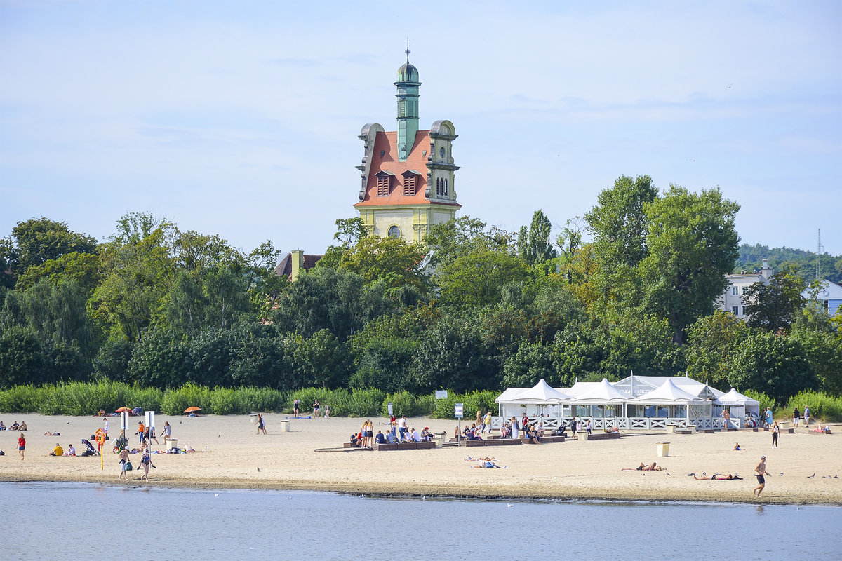 Zoppot (Sopot): Blick auf den Sdstrand und die Evangelische Kirche von Soppot von der Seebrcke. Aufnahme: 15. August 2019.