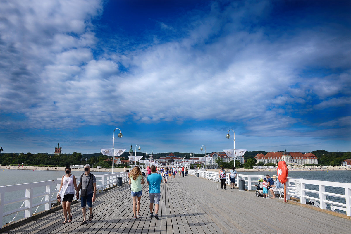 Zoppot - Sopot. Der Zoppoter Seesteg ist eines der Symbole des Kurorts. Der erste Seesteg in Zoppot war lediglich ca. 30 Meter lang und wurde zur Winterzeit auseinandergebaut um die Konstruktion vor alljhrlichem Sturmwetter zu schtzen. Im 19. Jahrhundert  wurde sie bis auf 150 Meter verlngert und Anfang des 20. Jahrhundert war sie bereits ber 300 Meter lang. Ihre heute Lnge erreichte sie aber im Rahmen von Umbauarbeiten Ende der 1920er Jahre. 
Aufnahme: 15. August 2019.