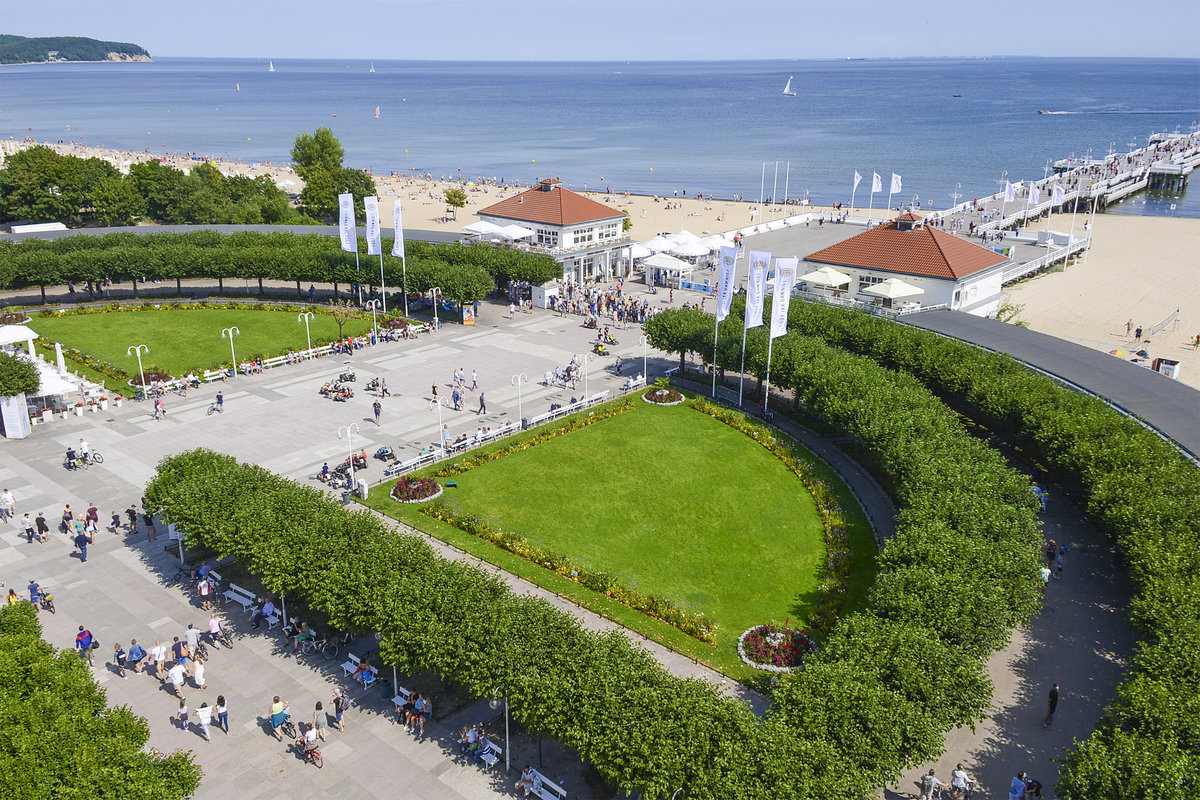 Zoppot/Sopot - Aussicht vom Turm am Kurpark. Im Hintergrund der Zoppoter Nordstrand und die Ostsee. Aufnahme: 15. August 2019.