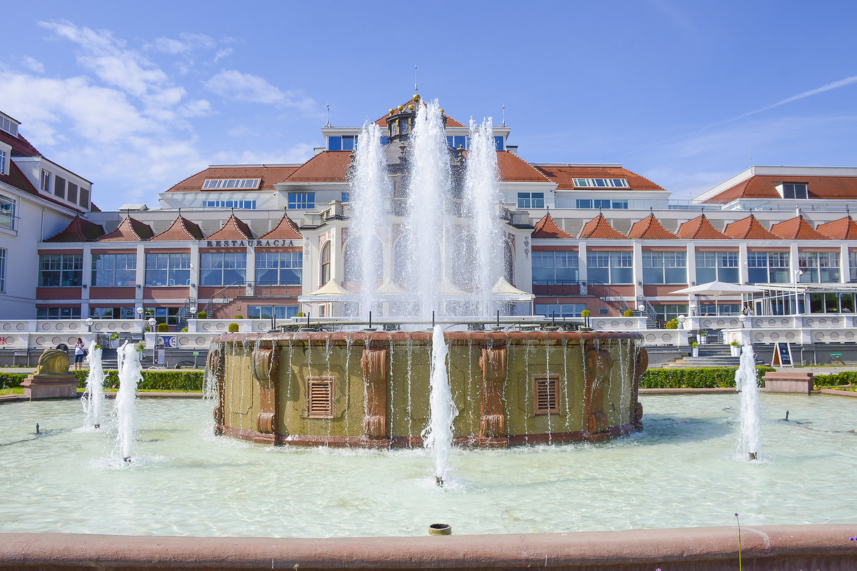 Zoppot/Sopot - Das Kurhaus mit Springbrunnen. Aufnahme: 15. August 2019.