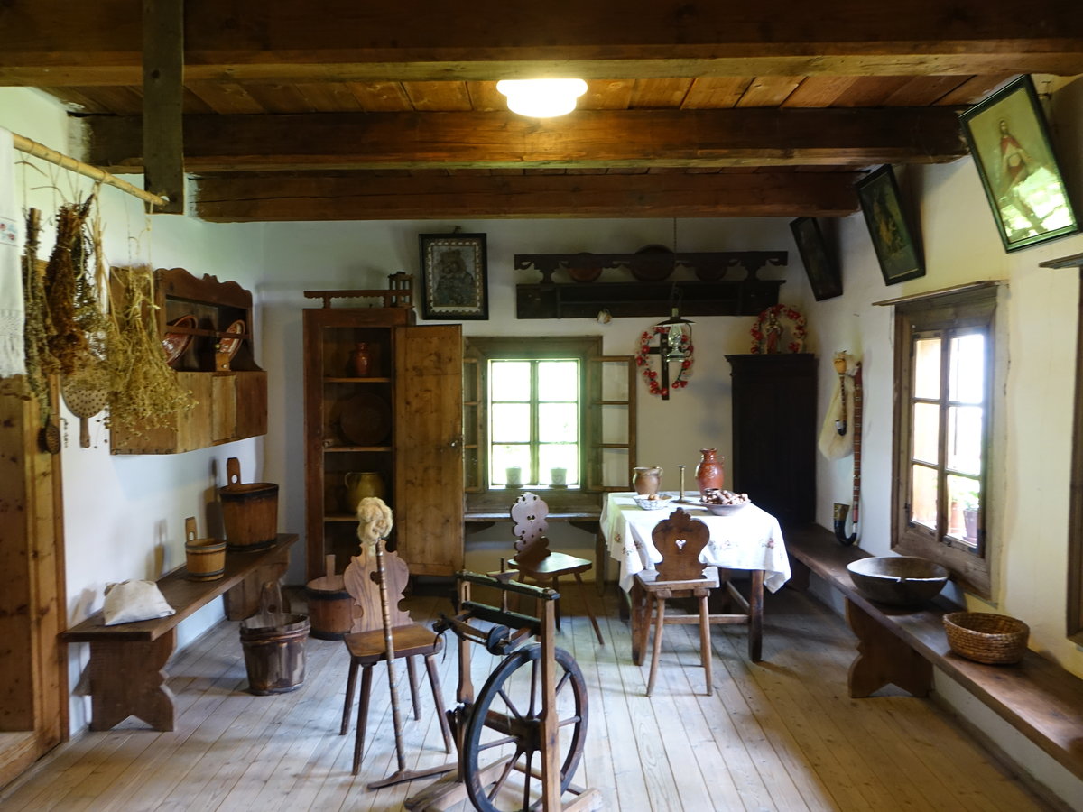 Zuberec, Blick in eine Stube eines Bauernhauses im Freilichtmuseum Orava (06.08.2020)