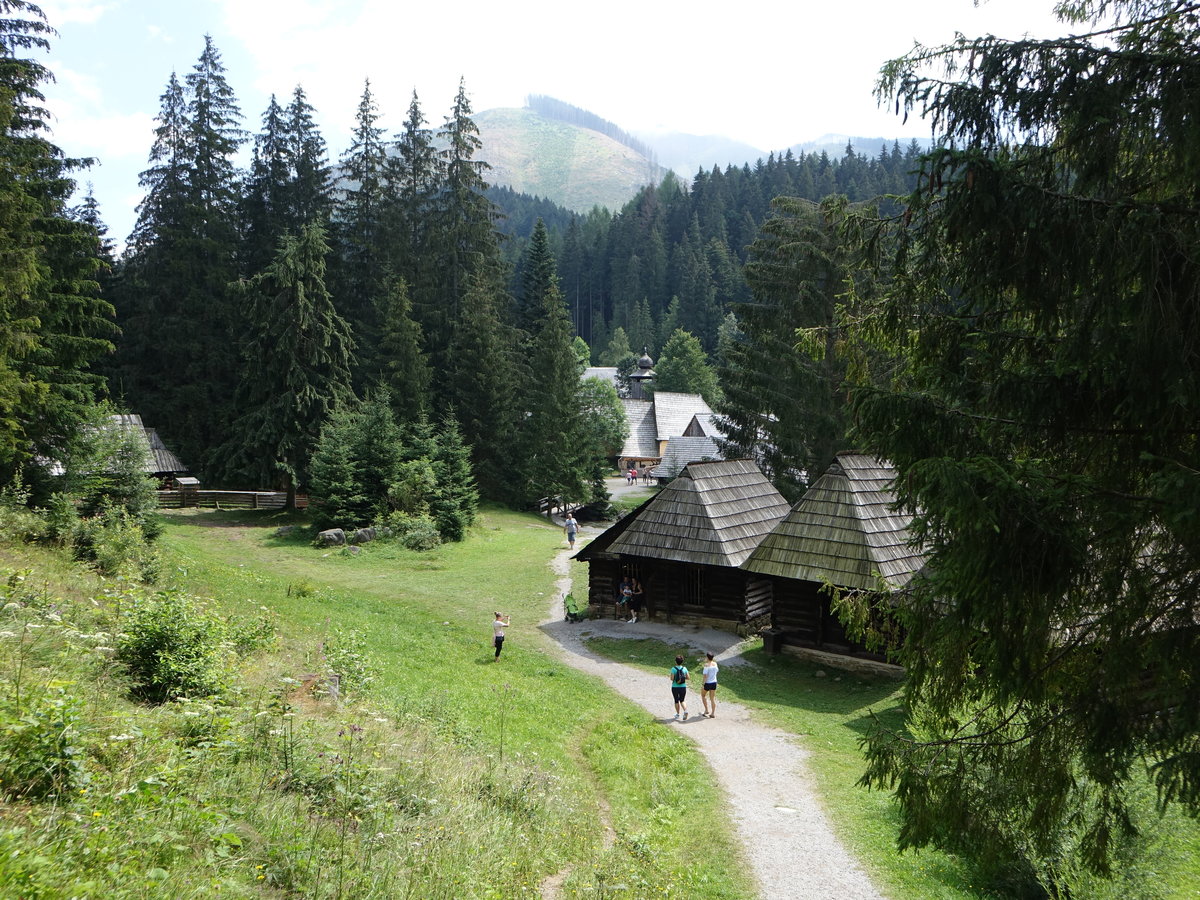 Zuberec, Holzhuser im Freilichtmuseum Orava. In das Museumsdorf wurden ber 50 Huser aus verschiedenen Teilen der Orava bertragen (06.08.2020)