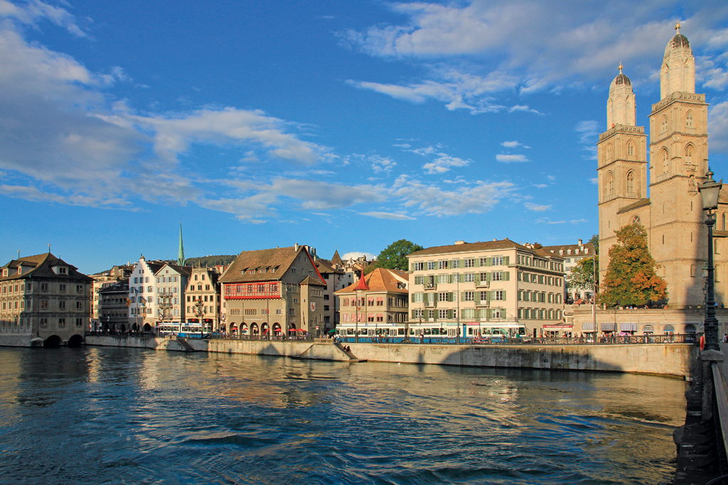 Zürich, an der Limmat mit Blick auf Limmatquai, Zunfthäuser und Grossmünster. Aufnahme vom 20. Sept. 2014, 18:17