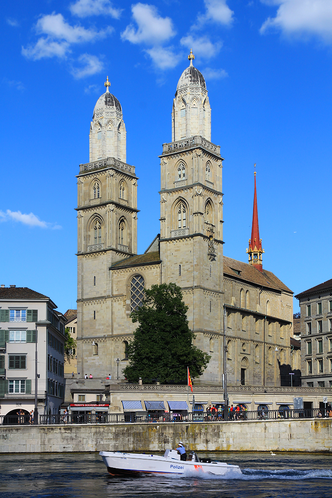 Zürich, Grossmünster. Doppelturm- und südliche Fassaden, mit Dachreiter. Aufnahme vom 07. Juni 2015, 17:06