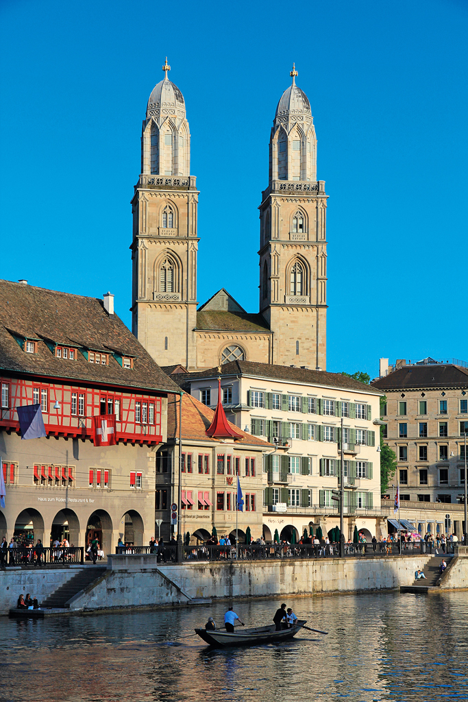 Zrich, Grossmnster mit Doppelturmfassade, Zunfthuser, Limmat. Aufnahme vom 24. April 2014, 19:08