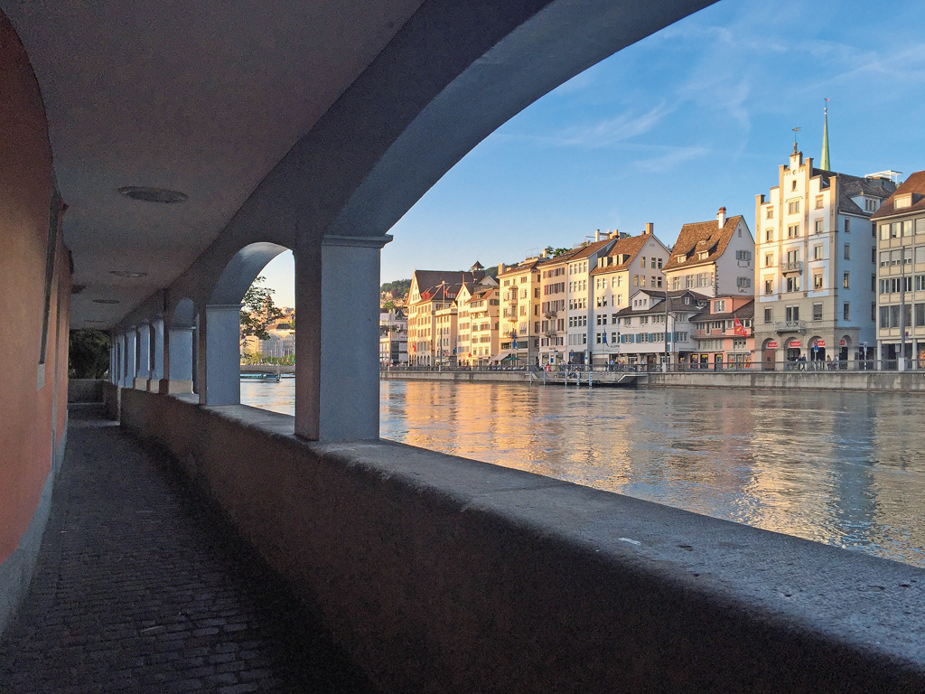 Zrich, Schipfe mit Blick auf die Limmat, den Limmatquai und die Zunfthuser. Aufnahme vom 17. Mai 2015, 20:08