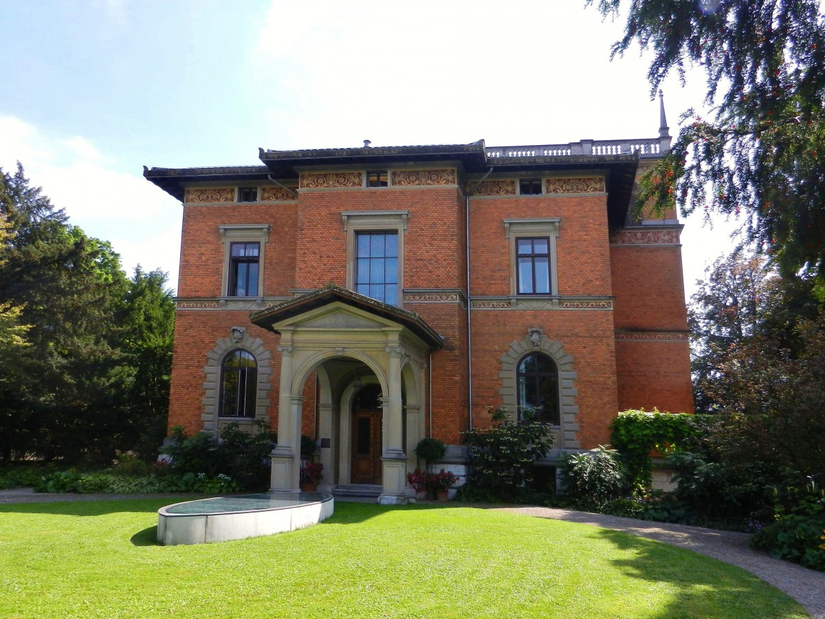 Zrich, Villa Bleuler: 1885-1888 von Architekt und Hochschulprofessor Alfred Bluntschli (*1842 - †1930) fr Oberts Hermann Bleuler-Huber (*1837 - †1912) erstellt. Das asymetrische Gebude zeigt aussen die Formen der italienische Renaissance, innen, wie in der Zeit des Historimus blich, eine vielfalt verschiedener Stile: Pompejanisch, Franzsische Renaissance, Deutscher Manierismus, Rokoko. Unter Denkmalschutz seit 1990 - 04.09.2014


