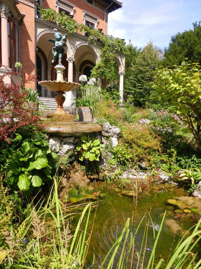 Zrich, Villa Bleuler, romantischer Brunnen im Park - 04.09.2014
