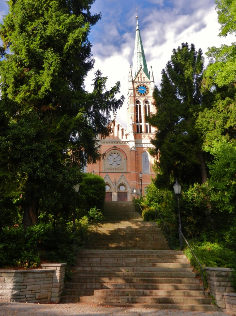 Zrich Wiedikon, reformierte Kirche Bhl. Ansicht von der Wiedingstrasse ber die Freitreppe - 11.09.2013