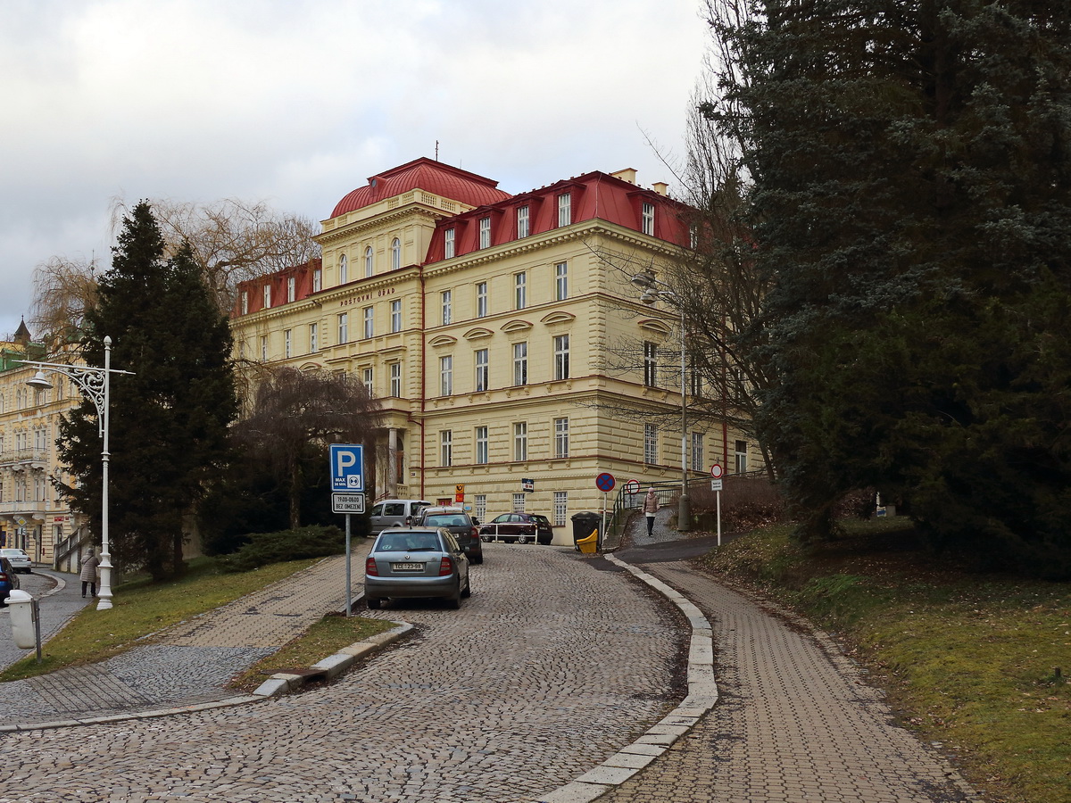 Zufahrt zum Gebäude der Post in Marienbad am 21. Februar 2020