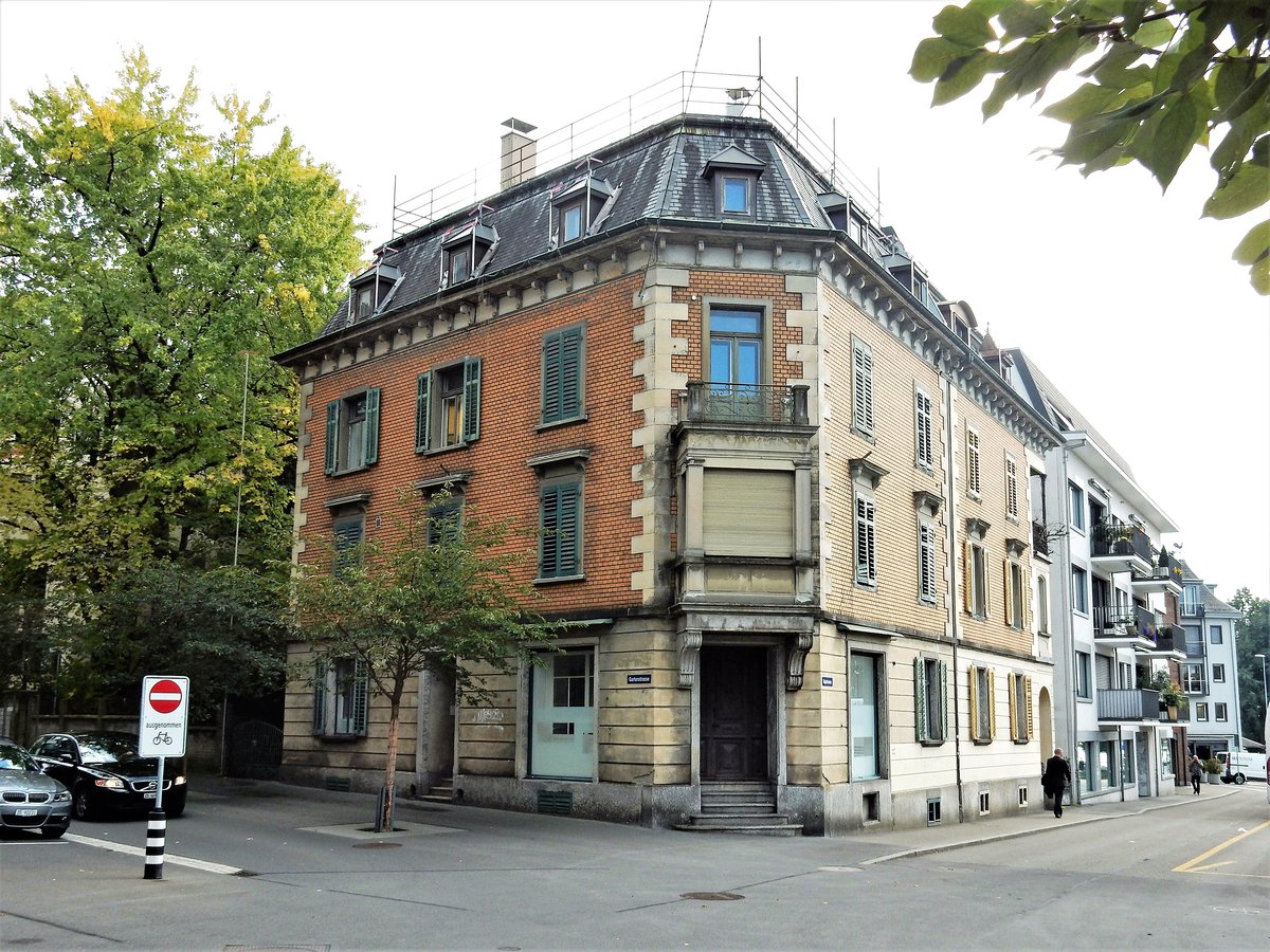 Zug, Gartenstrasse 7, Baujahr 1895 (2015 wurde das Haus unlngst und gegen den Willen der Eigentmerin unter Denkmalschutz gestellt / 2016 bis 2017 wurde es renoviert) - 02.10.2014

