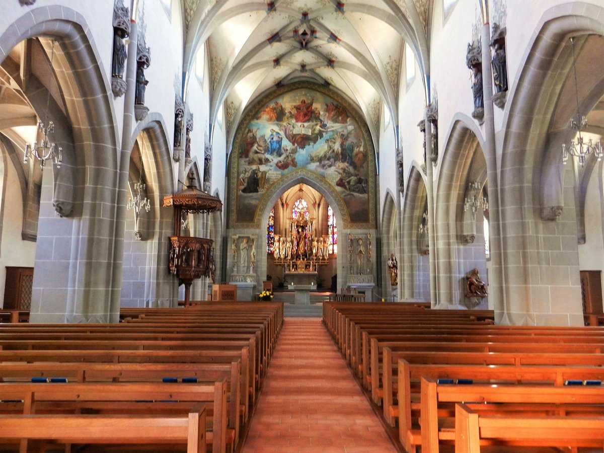 Zug, katholische Kirche St. Oswald. Innenansicht mit Grossgemlde des Jngsten Gerichts ber dem Chorbogen - 21.09.2012