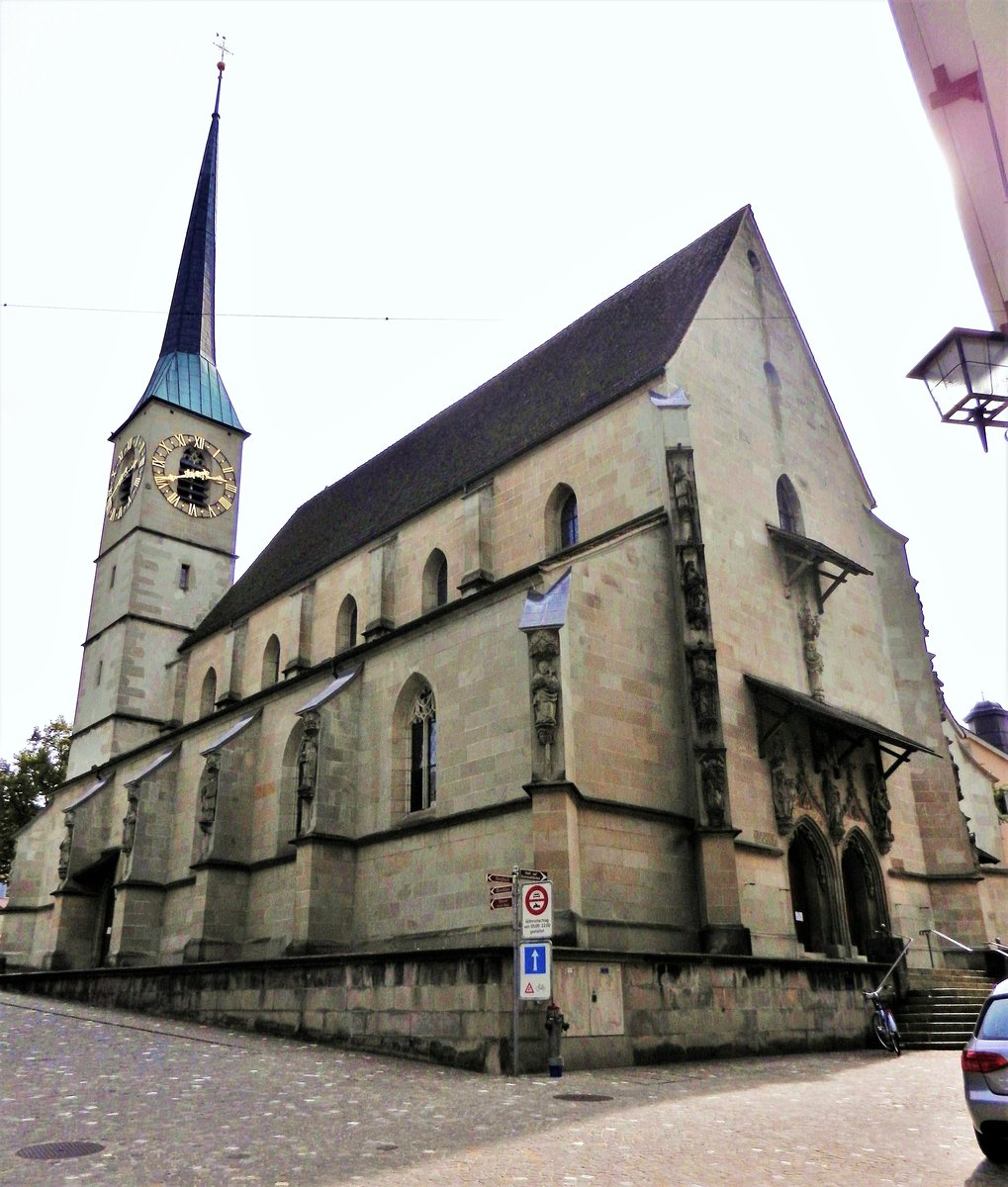 Zug, katholische Kirche St. Oswald, mit Doppelportal an der Hauptfassade. Die Kirche ist einer der bedeutendsten sptgotischen Bauten der Zentralschweiz - 18.09.2012