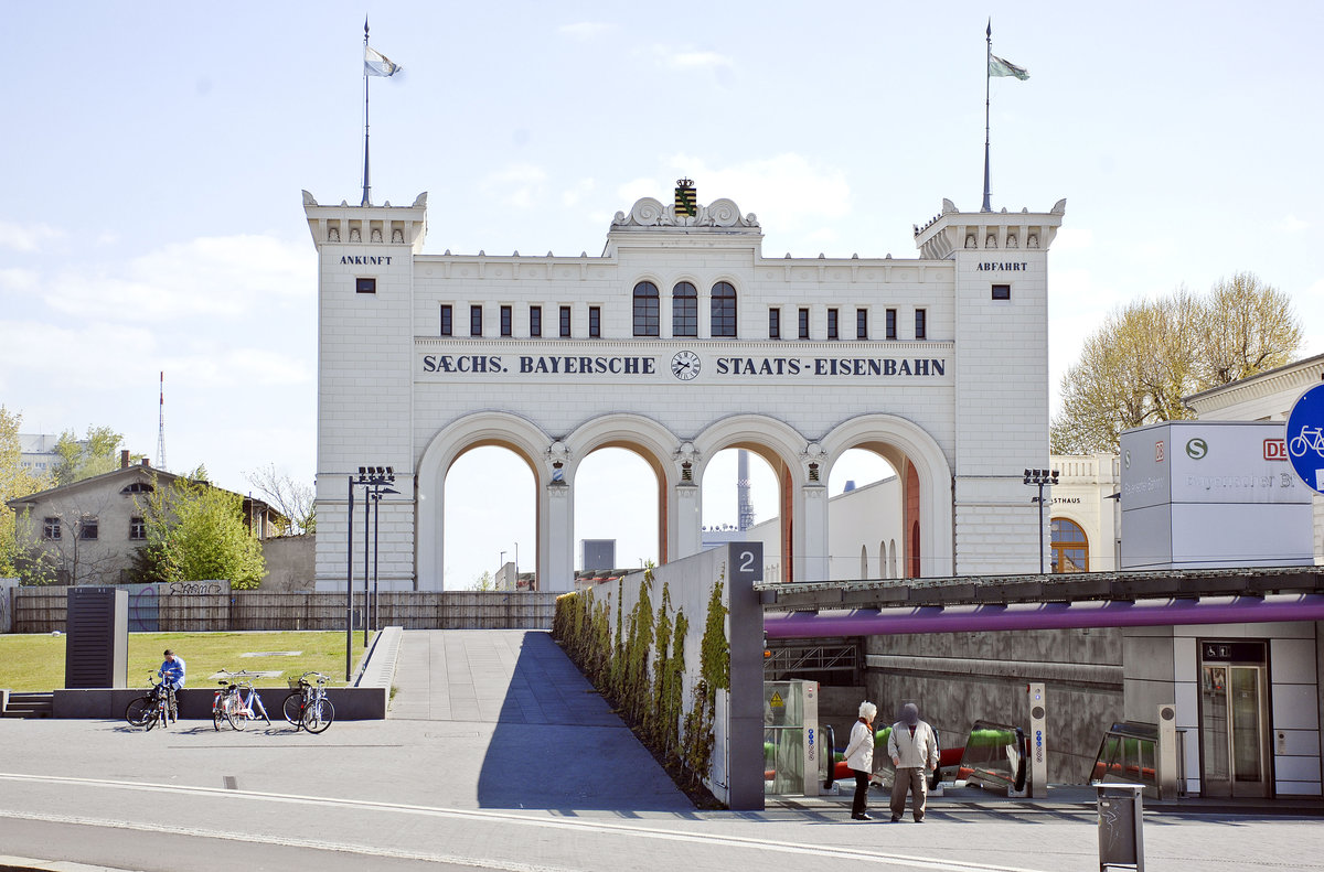 Zugang zum Tiefbahnhof (2014), im Hintergrund Portikus und Schalterhalle des Bayerischen Bahnhofs in Leipzig. Aufnahme: 30. April 2017.