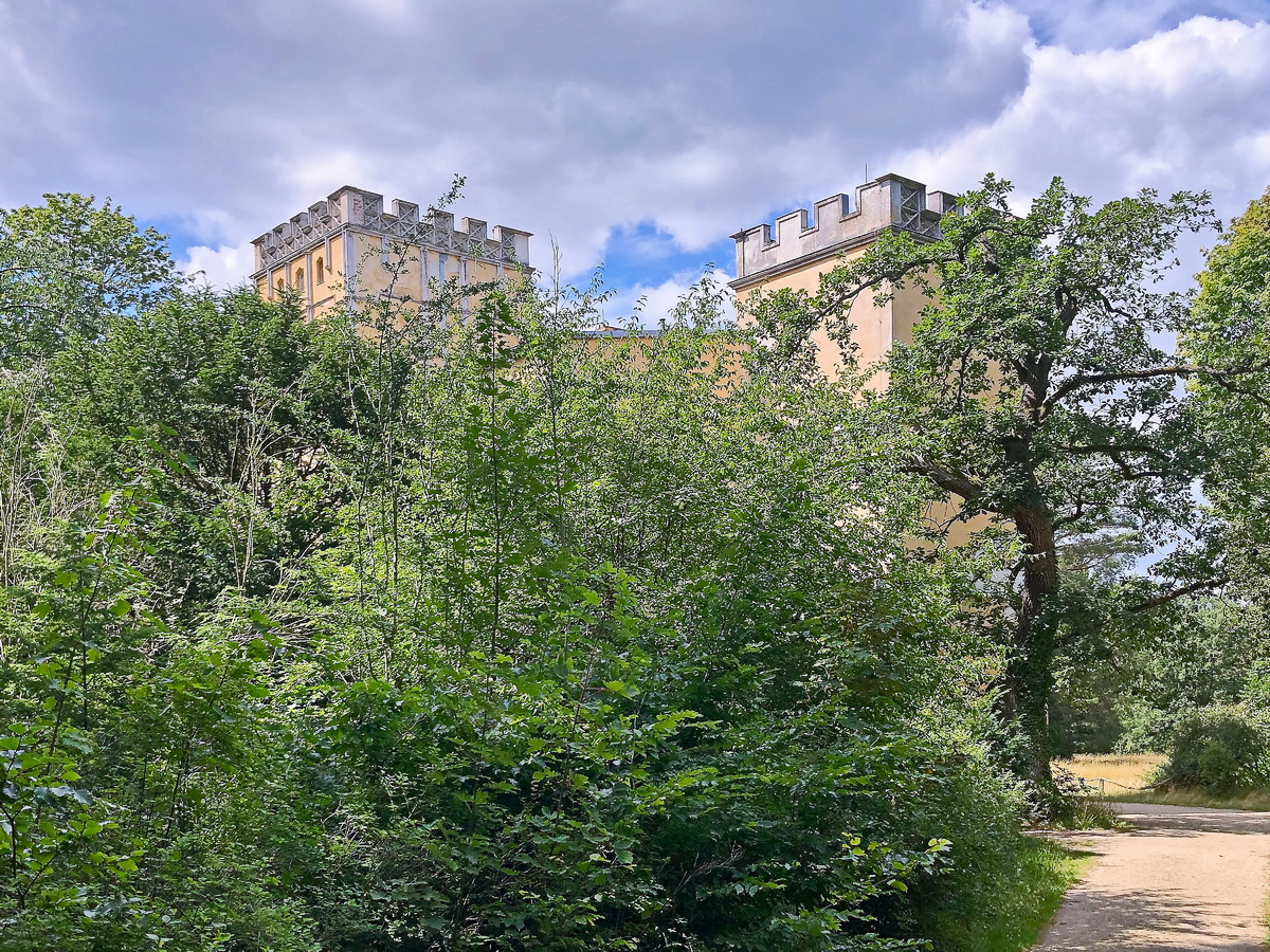 Zugewachsenes Kavaliershaus auf der Pfaueninsel am 22. Juli 2020. In diesem Haus wohnten die Prinzessinnen, Prinzen, sowie einige Mitglieder des Hofstaates. 