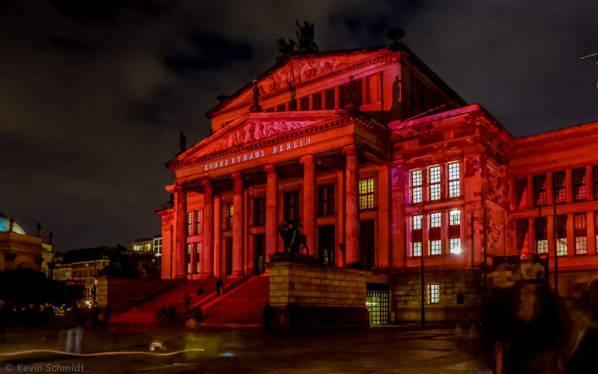 Zum Berliner <a href= http://festival-of-lights.de/ >Festival of Lights 2013</a> wird das Konzerthaus am Gendarmenmarkt mit einem 3D-Videomapping illuminiert. Besonders eindrcklich dreidimensional wirkt die Illumination an dem Schriftzug  Konzerthaus Berlin  ber dem Eingang. (09.10.2013)