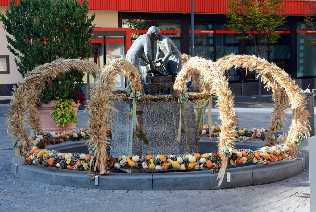 Zum Erntedank geschmckter Brunnen in der Innenstadt von Zlpich - 18.10.2014