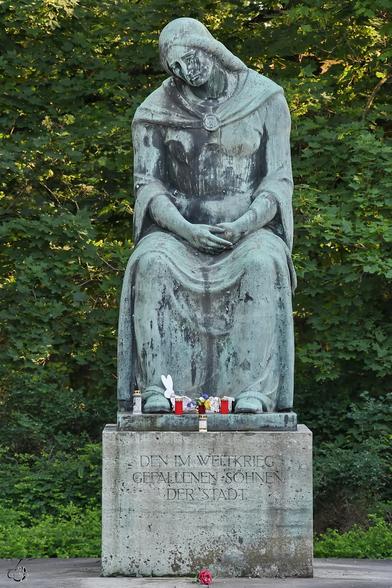 Zum Gedenken an die gefallenen im Weltkrieg wurde 1928 das Denkmal  Trauernde Noris  aufgestellt. (Westfriedhof Nrnberg, Juni 2019)