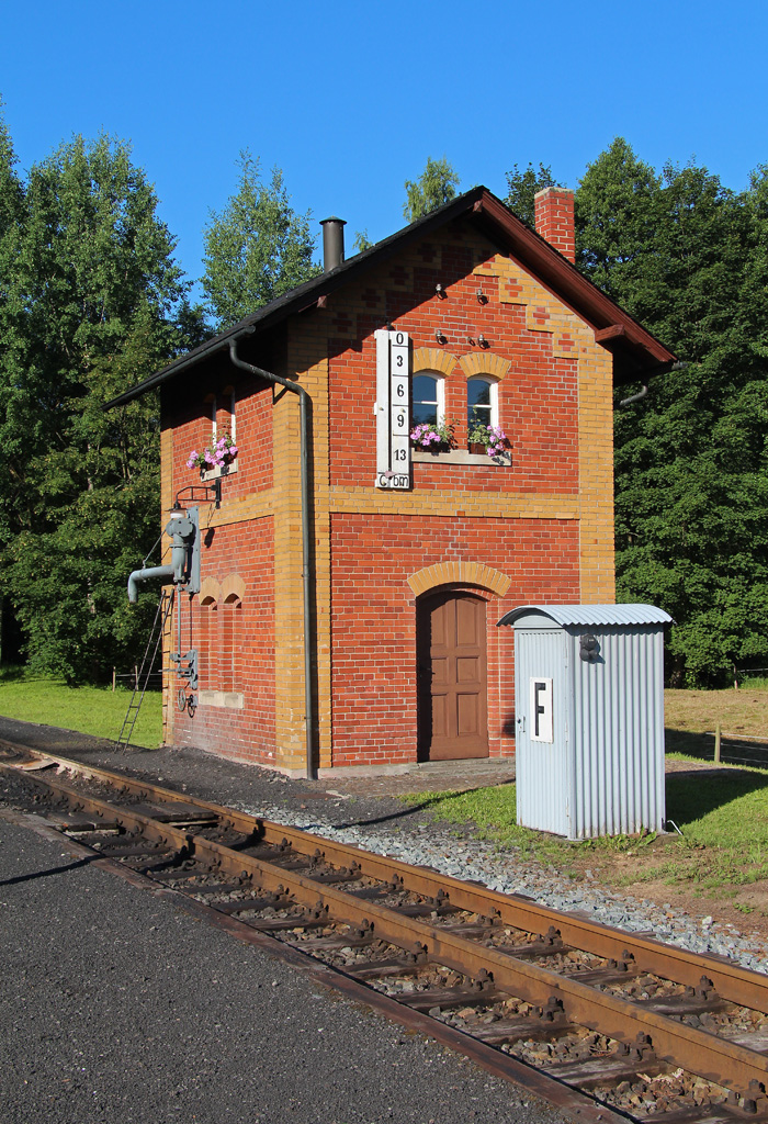 Zur Abwechslung, weil es so schn ist, mal ein Wasserhaus. Es steht im erzgebirgischen Steinbach an der Prenitztalbahn und versorgt deren Dampflokomotiven noch regelmig mit Wasser, Juli 2014.