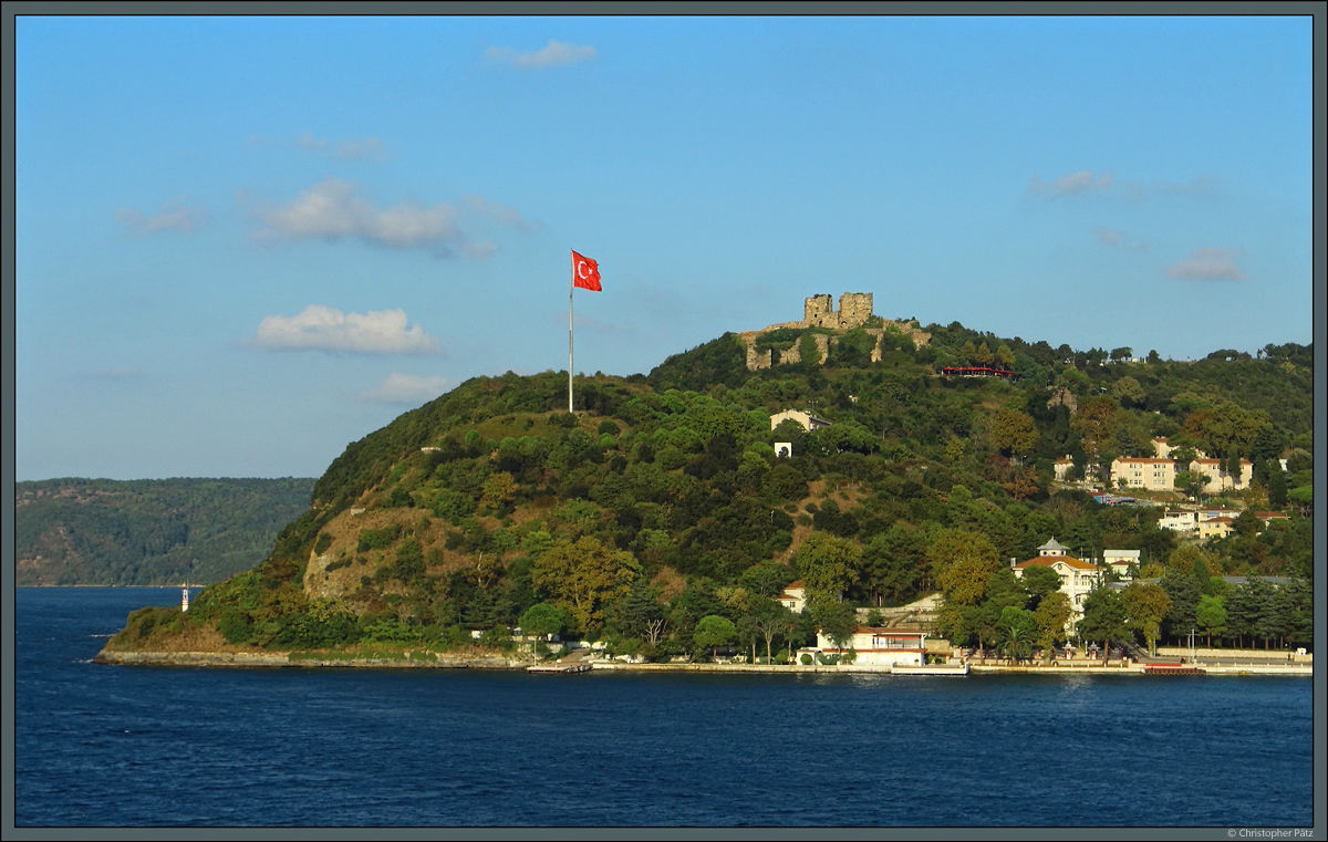 Zur Bewachung der nrdlichen Bosporus-Einfahrt wurde im 13. Jahrhundert die Burg Yorus am Ostufer bei Anadolu Kavağı errichtet. Heute ist der Ort bei Istanbul mit der Burgruine ein beliebtes Ausflugsziel. (09.09.2019)