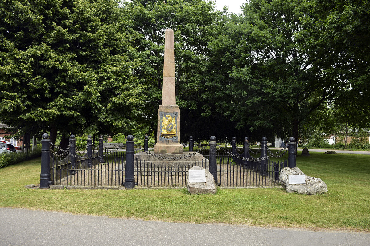 Zur Erinnerung an die Schlacht bei Sehestedt wurde nach fast neun Jahren ein Denkmal errichtet und am 28. Juni 1822 eingeweiht. Die Schlacht bei Sehestedt fand im Verlauf des Sechsten Koalitionskrieges am 10. Dezember 1813 zwischen dnischen und schwedischen (mit preuischen sowie russischen Verbnden) Truppen in Sehestedt in Holstein statt. Aufnahme: 29. Juni 2021.