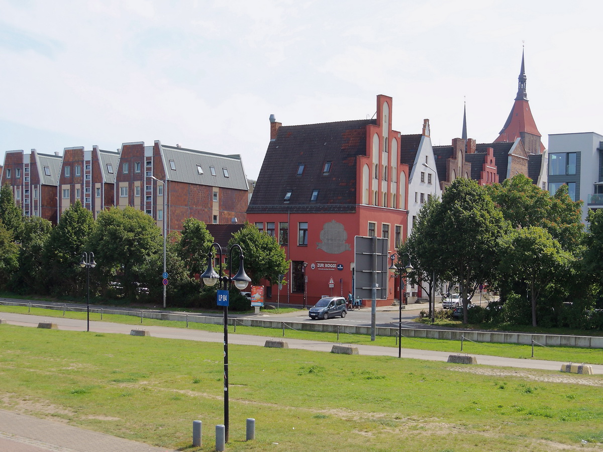 ZUR KOGGE, - Rostocks lteste maritime Gaststtte, gesehen am 30. August 2017 vom Schiff auf dem Unterwarnow (erstreckt sich von der Rostocker Altstadt bis Warnemnde).