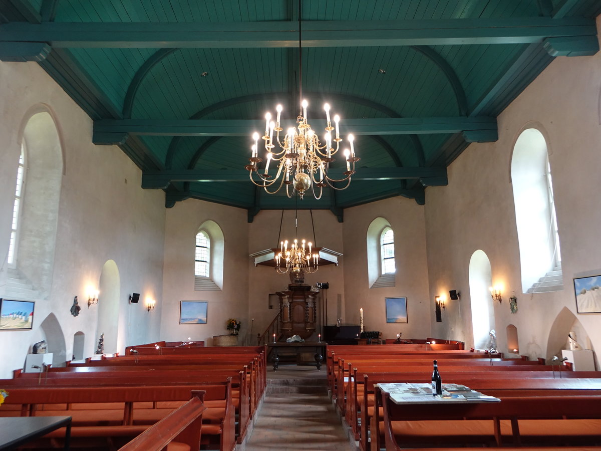 Zweeloo, Innenraum der niederl. ref. Kirche, romanischer Taufstein aus Bentheimer Sandstein aus dem 13. Jahrhundert, Kanzel von 1709 (23.07.2017)