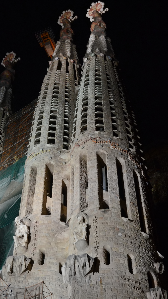 Zwei der Auentrme der Sagrada Famlia. Zum 100. Todestag Antoni Gaud im Jahre 2026 sollte die im Stil der Modernisme gestaltete Kirche fertiggestellt werden, was nach aktuellem Stand als nicht realistisch angesehen wird. (Barcelona, Februar 2012)