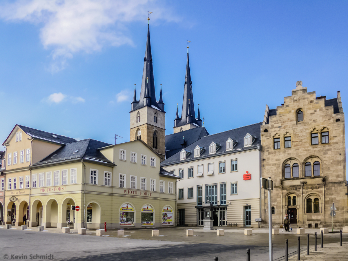 Zwei der bedeutendsten Saalfelder Gebude in einem Bild: einerseits die gotische Johanneskirche als grte Hallenkirche in Thringen, andererseits und etwas unscheinbar rechts im Bild die Marktapotheke, die gegen Ende des 12. Jahrhunderts erbaut wurde und damit nicht nur eines der ltesten erhaltenen Gebude in Saalfeld ist, sondern auch das lteste Apothekenhaus in Deutschland. (14.02.2013)