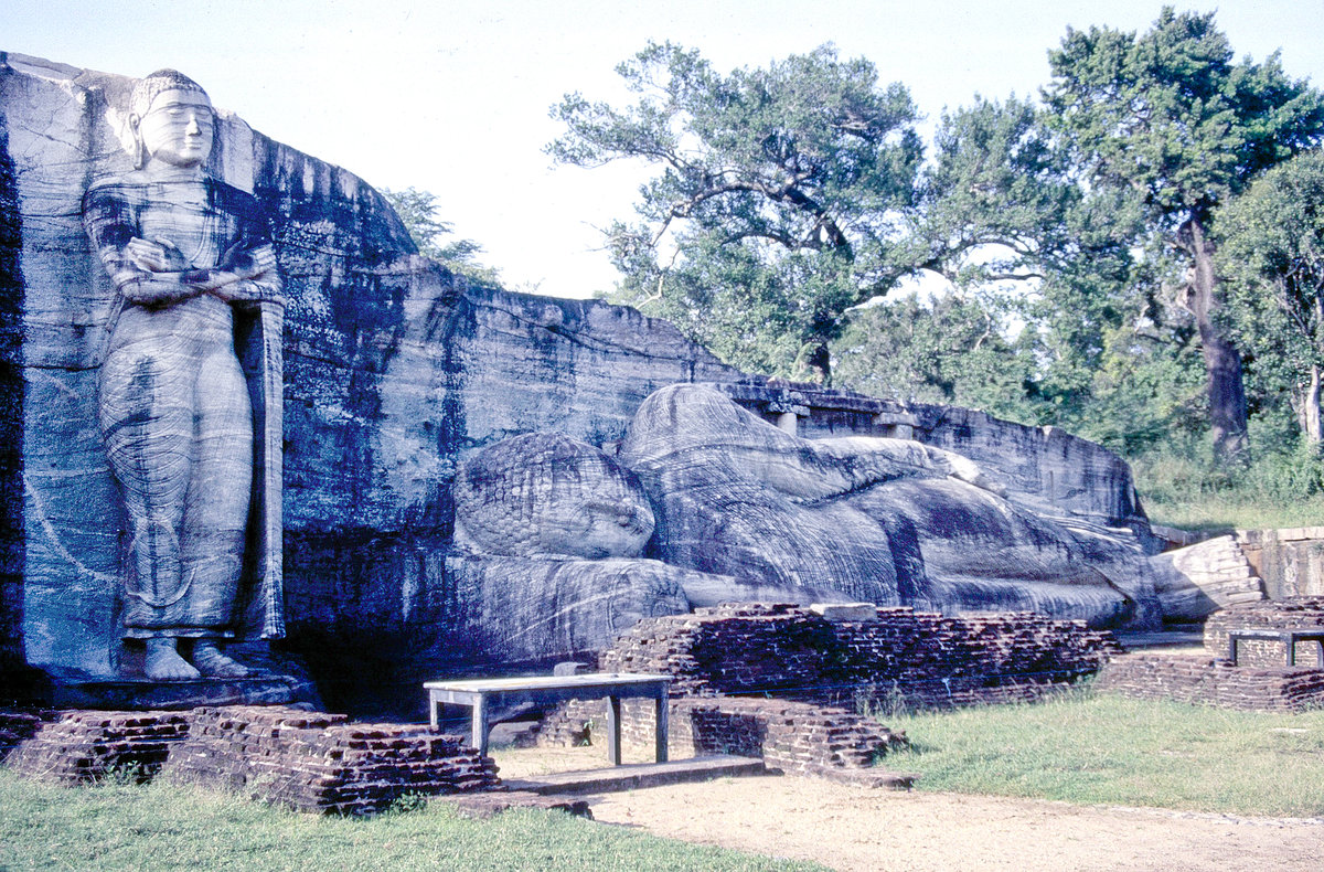 Zwei Buddhas im Gal Vihāra in Polonnaruwa. Bild vom Dia. Aufnahme: Januar 1989.
