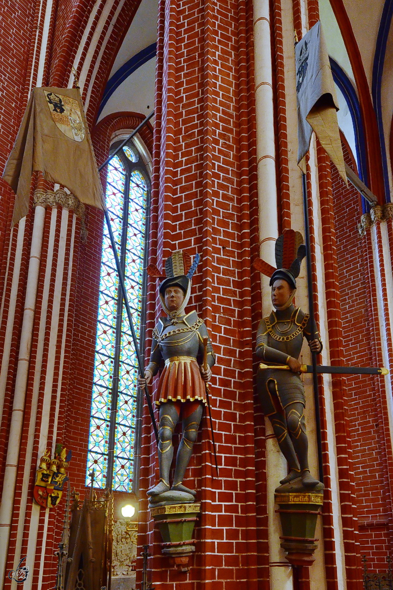 Zwei Figuren im Münster von Bad Doberan. (August 2013)