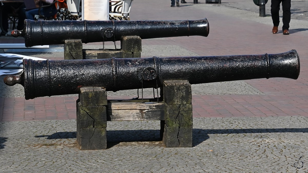 Zwei historische Kanonen werden vor der ehemaligen Stadtwache prsentiert. (Wismar, Mrz 2022)