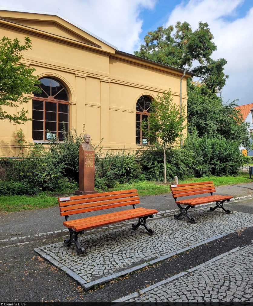 Zwei von insgesamt 40 neuen Bnken entlang der alten Stadtbefestigungsanlage in Aschersleben, hier in der Augustapromenade auf Hhe der Kreismusikschule. In einer beispiellosen Aktion haben Brgerinnen und Brger der Stadt alle Bnke innerhalb eines Tages erneuert. Diese wurde auch vom <a href= https://www.mdr.de/galerien/index.php?/category/971  target= _blank >MDR</a> begleitet.

🕓 16.8.2023 | 11:00 Uhr