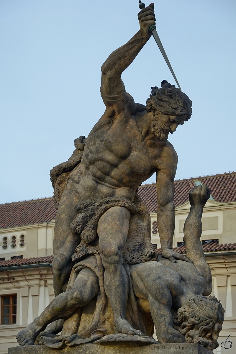 Zwei kmpfende Titanen wurden auf dem Matthiastor verewigt. (Prag, September 2012)