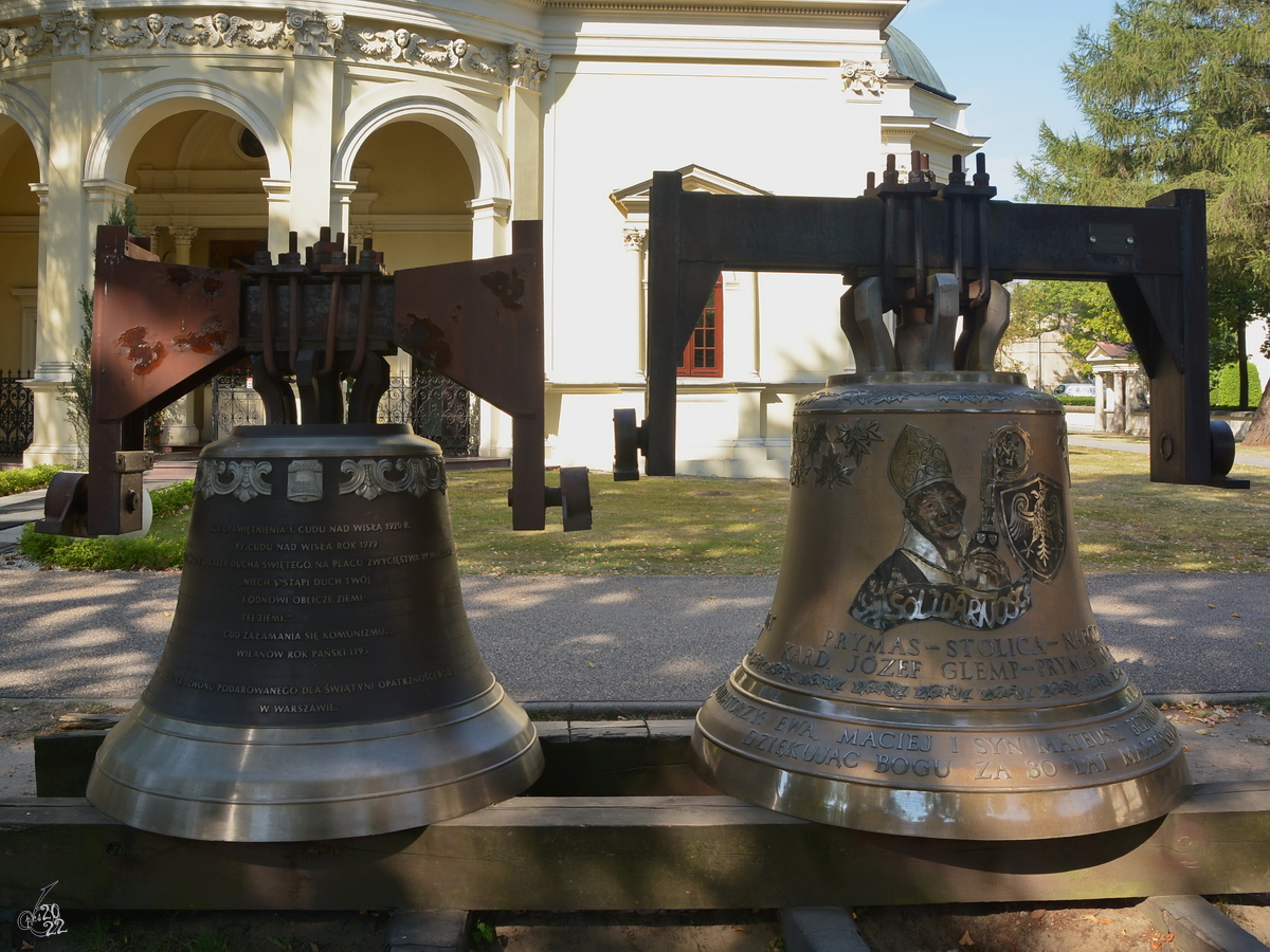 Zwei Kirchenglocken stehen vor der St.-Anna-Kirche in Warschau. (August 2015)