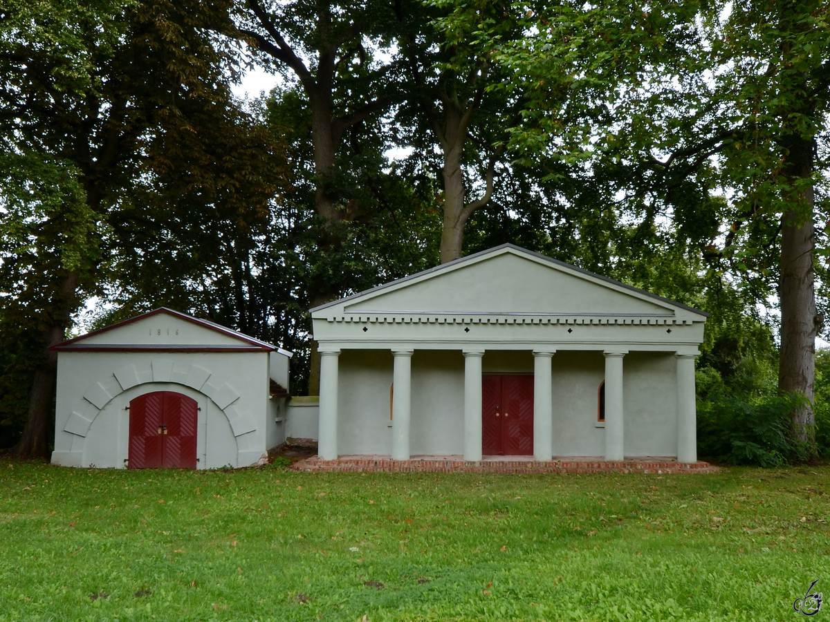 Zwei klassizistische Mausoleen auf dem Gelnde der Dorfkirche in Weitendorf. (August 2013)