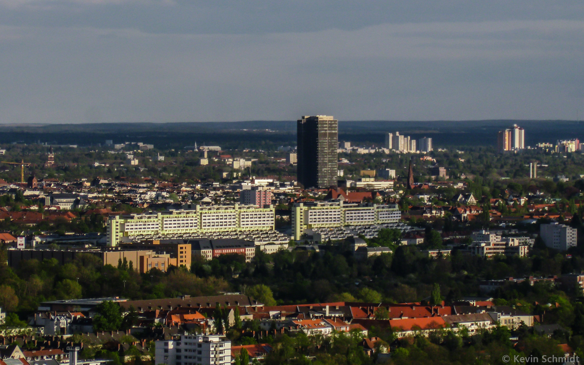 Zwei prgende Gebude im Berliner Sdwesten sind hier zu sehen. Das lange zweiteilige Gebude ist die Autobahnberbauung Schlangenbader Strae (ugs.  Schlange ), ein 600 Meter langer und maximal 46 Meter hoher Wohnkomplex aus den 1970er Jahren in Berlin-Wilmersdorf. Das Hochhaus dahinter ist das seit Ende 2007 leerstehende, ca. 119 Meter hohe Brohochhaus des Gebudekomplexes  Steglitzer Kreisel , welches ebenfalls in den 1970er Jahren errichtet wurde. Blick vom <a href= http://www.funkturm-messeberlin.de >Funkturm</a>, 16.04.2014.