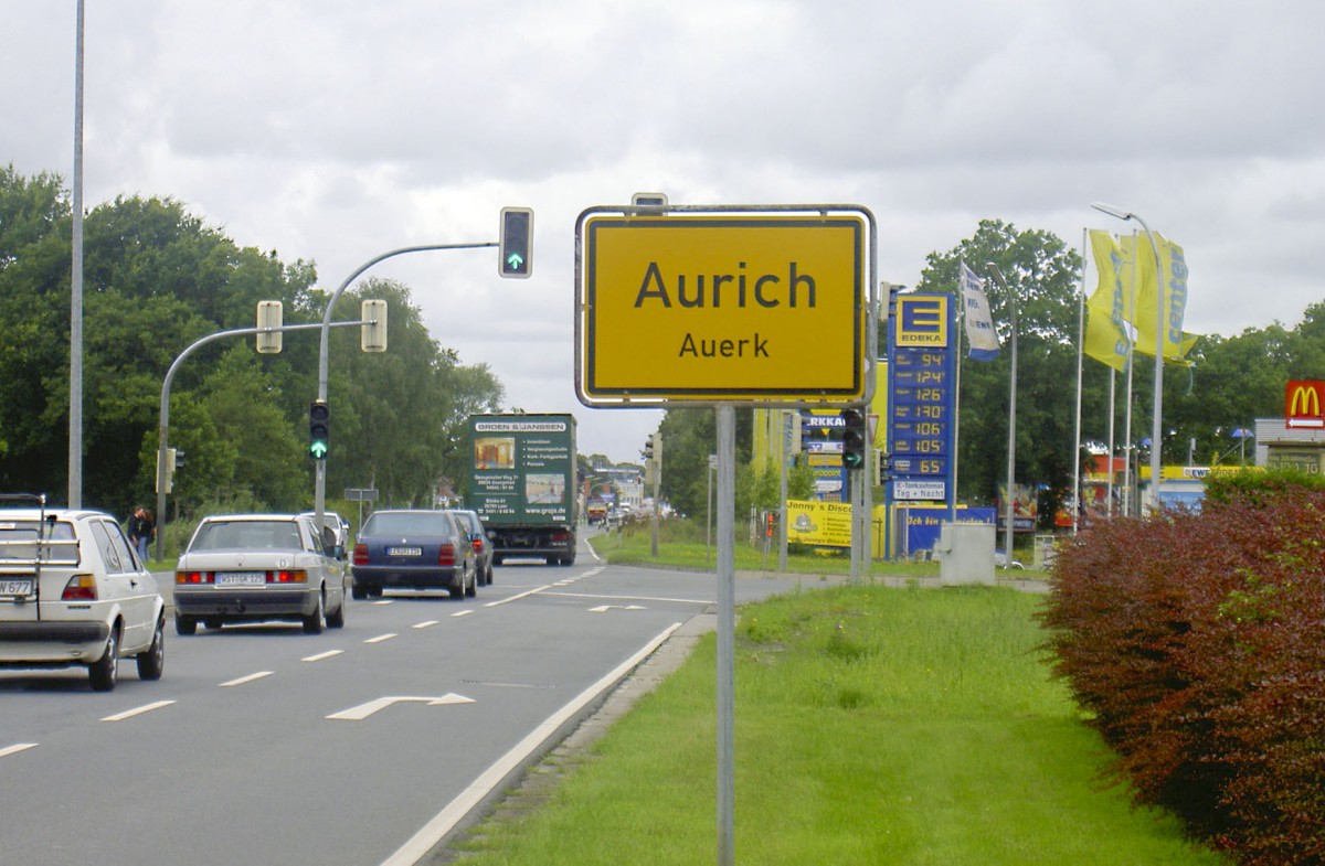 Zweisprachiges Ortsschild in Aurich (Ostfriesland) an der Leerer Landstrae (B72). Der plattdeutsche Name fr Aurich ist Auerk. Aufnahme: August 2005.