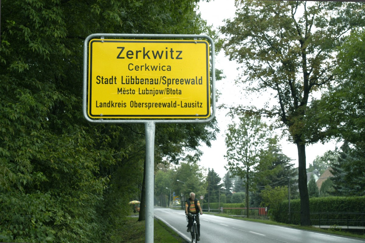 Zweisprachiges Ortsschild in Zerkwitz (sorbisch: Cerkwica): Aufnahme: Juli 2006.
